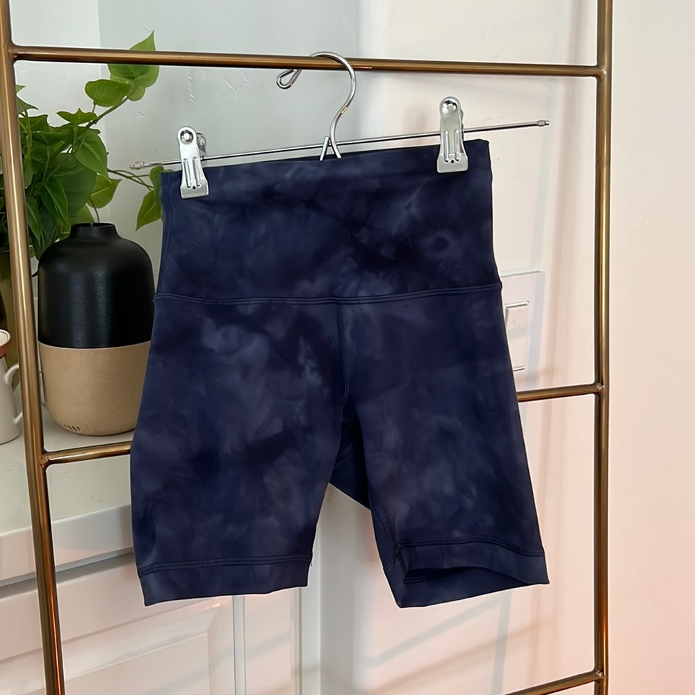 NEVER WORN Lululemon tie dye blue wonder under biker shorts